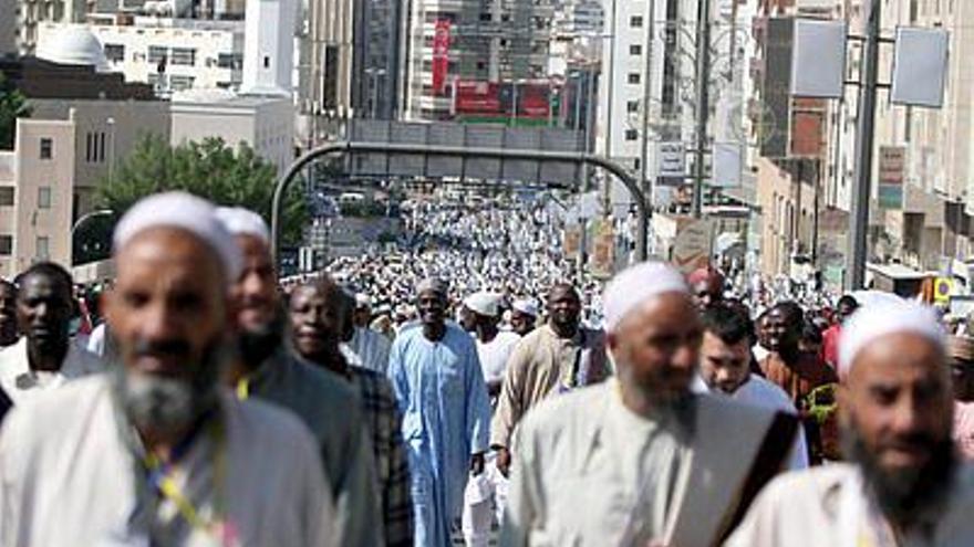 Peregrinos se dirigen al santuario de Kaaba en la Gran Mezquita de la Meca, Arabia Saudí, durante la celebración anual del Hajj, al que este año se espera que acudan alrededor de tres millones de peregrinos. El Hajj es el quinto pilar del Islam, según el cual todo buen musulmán debe peregrinar al menos una vez en la vida a la ciudad de La Meca, siempre y cuando se lo permita su salud y su economía.