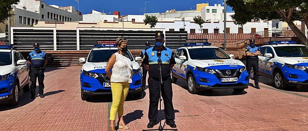 Ana Hernández y Justo Santana, ayer, delante de los nuevos vehículos de la policía.
