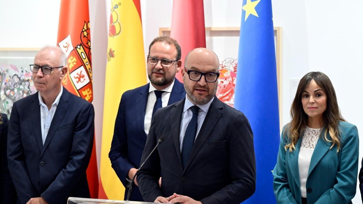 En orden, los concejales Antonio Navarrio, José Guillén y José Francisco Muñoz, los ediles que se repartirán las competencias que ostentaba la alcaldesa.