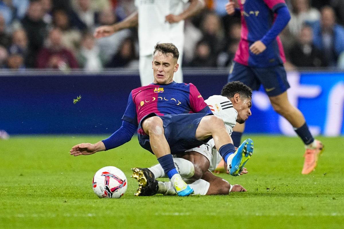 Marc Casado of FC Barcelona and Jude Bellingham of Real Madrid in action during the Spanish league, La Liga EA Sports, football match played between Real Madrid and FC Barcelona at Santiago Bernabeu stadium on October 26, 2024, in Madrid, Spain. AFP7 26/10/2024 ONLY FOR USE IN SPAIN