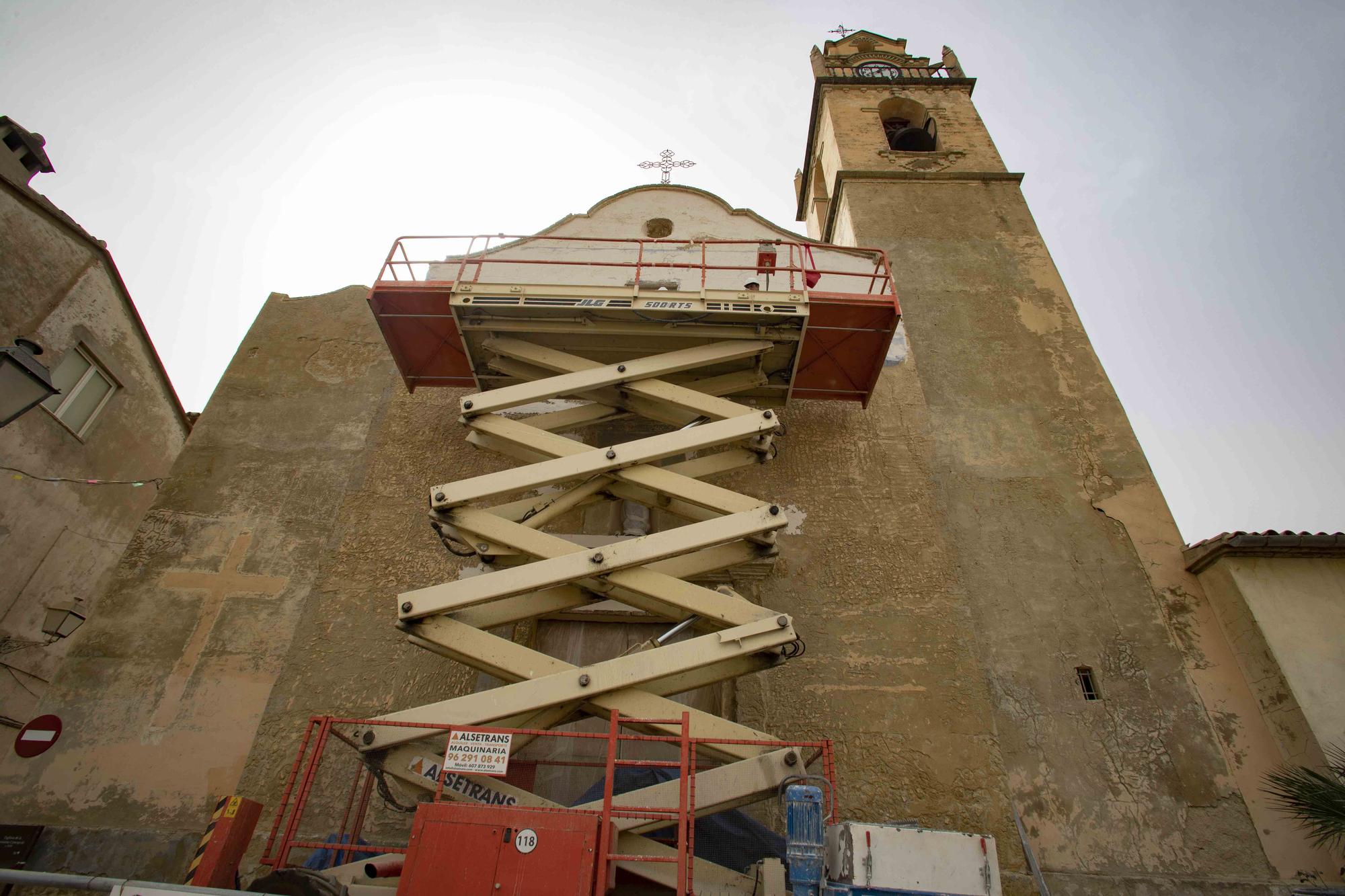 Rehabilitan la fachada y el campanario de la iglesia de Otos gracias a las aportaciones de los feligreses