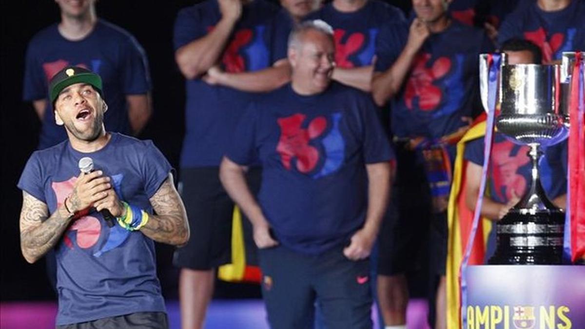 Dani Alves, en la fiesta de celebración del triplete