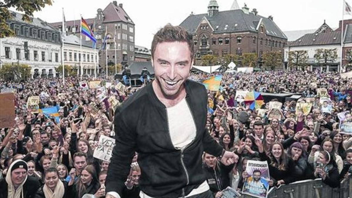 Mans Zelmerlöw, ganador de Eurovisión, recibido por una multitud en Lund, la ciudad sueca en la que nació.