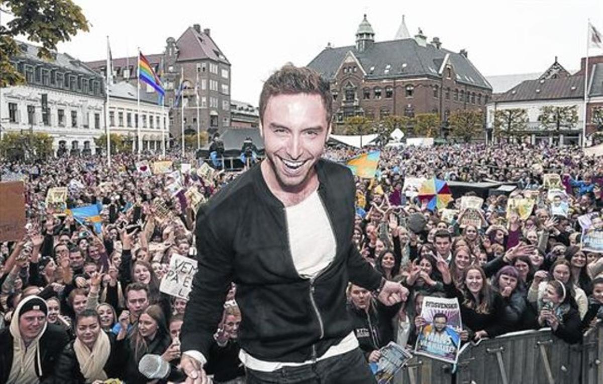 Mans Zelmerlöw, guanyador d’Eurovisió, rebut per una multitud en Lund, la ciutat sueca on va néixer.