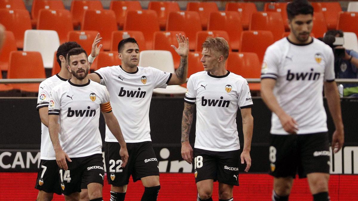 Los jugadores del Valencia celebran un tanto ante el Real Valladolid.