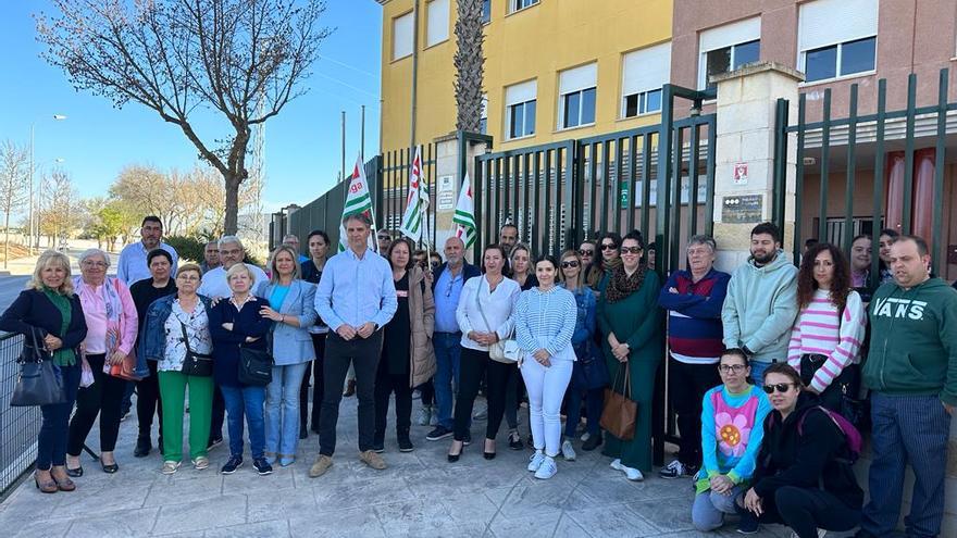 Concentración a las puertas del IES Las Viñas de Mollina ante el “estado de abandono” del centro