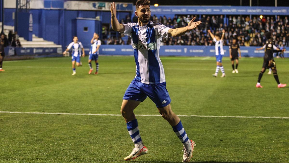 Dani Selma celebra en El Collao su primer tanto con la camiseta del Alcoyano