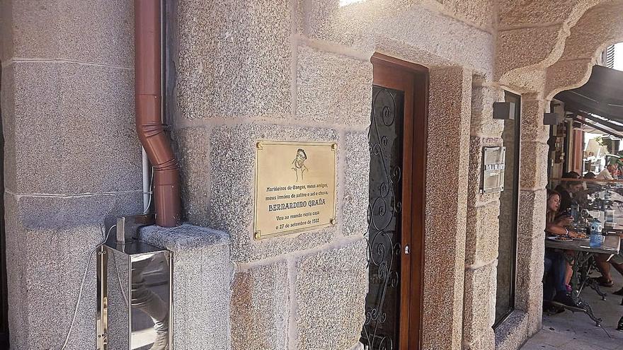 Reponen la placa de bronce de la casa de Bernardino Graña, robada en febrero