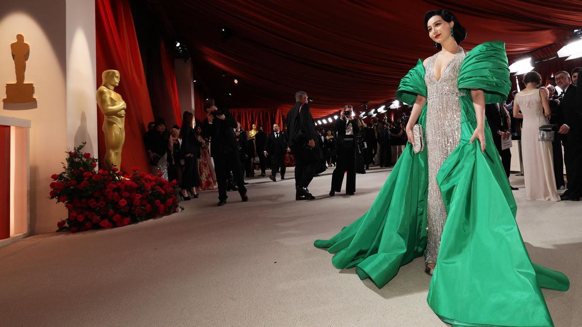 La actriz Fan Bingbing a su llegada a la alfombra roja en la 95 edición de los Oscars  
