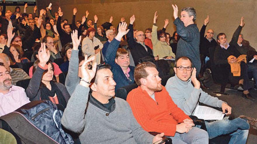 Momento en que la asamblea vota a mano alzada elegir Més Per Mallorca.