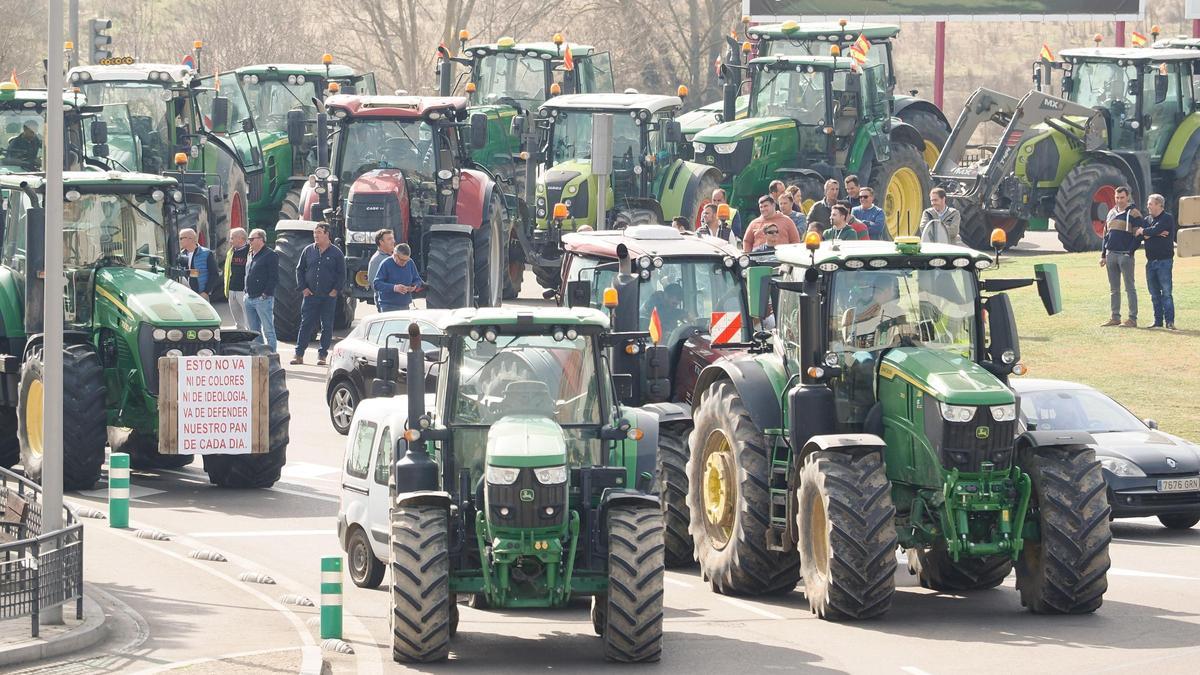Una concentración de tractores en Valladolid, este martes.