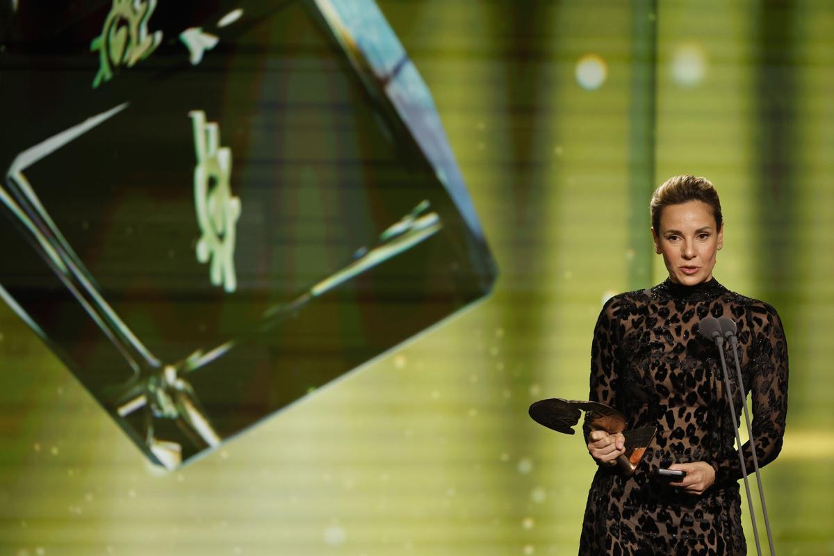 MADRID, 13/12/2025.- La actriz argentina Julieta Cardinali tras recibir el premio a ´Mejor película latinoamericana del año´ por ´Belén´ durante la gala de la 31 edición de los Premios Forqué que se celebra este sábado en el Ifema de Madrid. EFE/Mariscal.