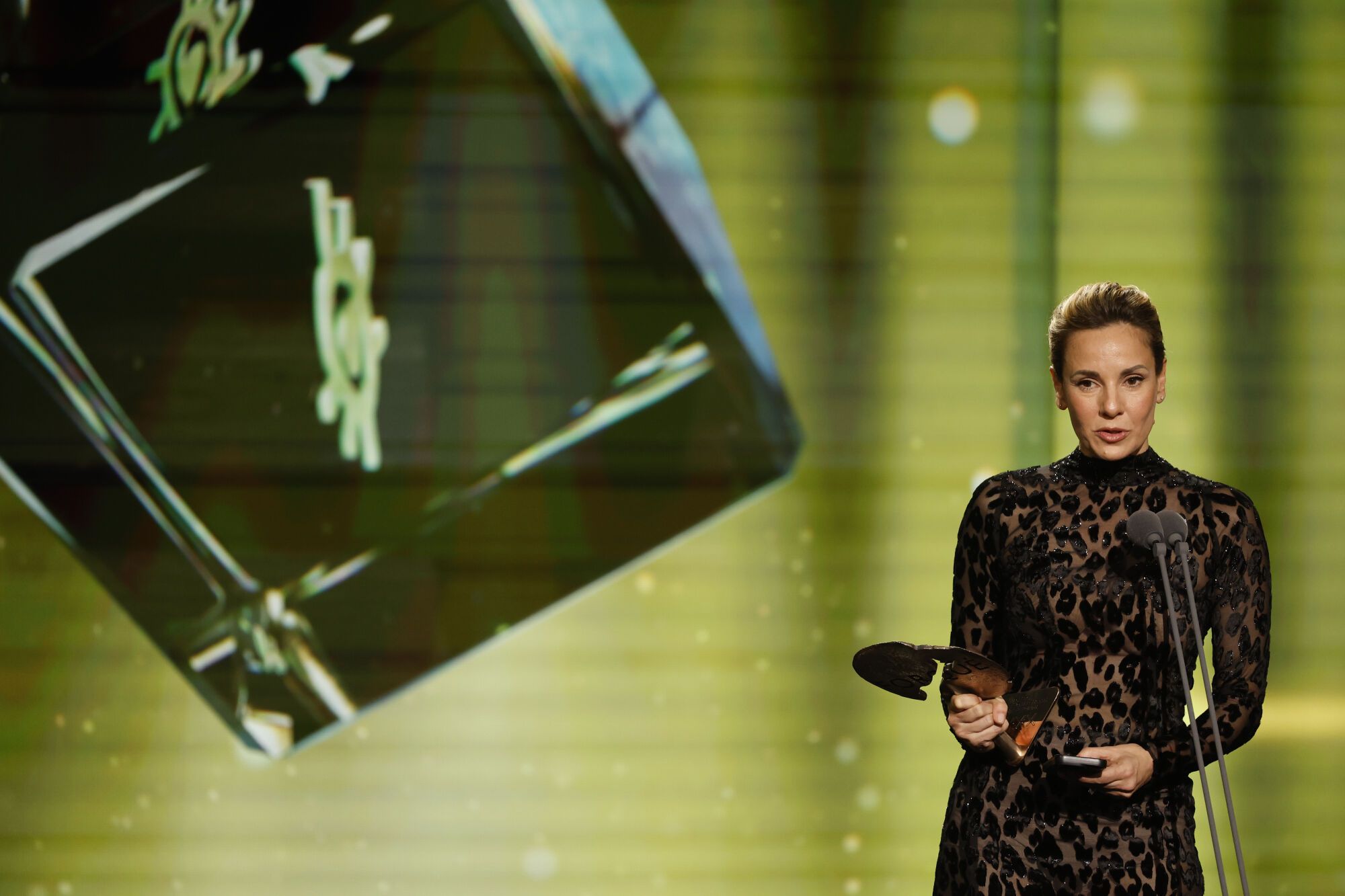 MADRID, 13/12/2025.- La actriz argentina Julieta Cardinali tras recibir el premio a ´Mejor película latinoamericana del año´ por ´Belén´ durante la gala de la 31 edición de los Premios Forqué que se celebra este sábado en el Ifema de Madrid. EFE/Mariscal.