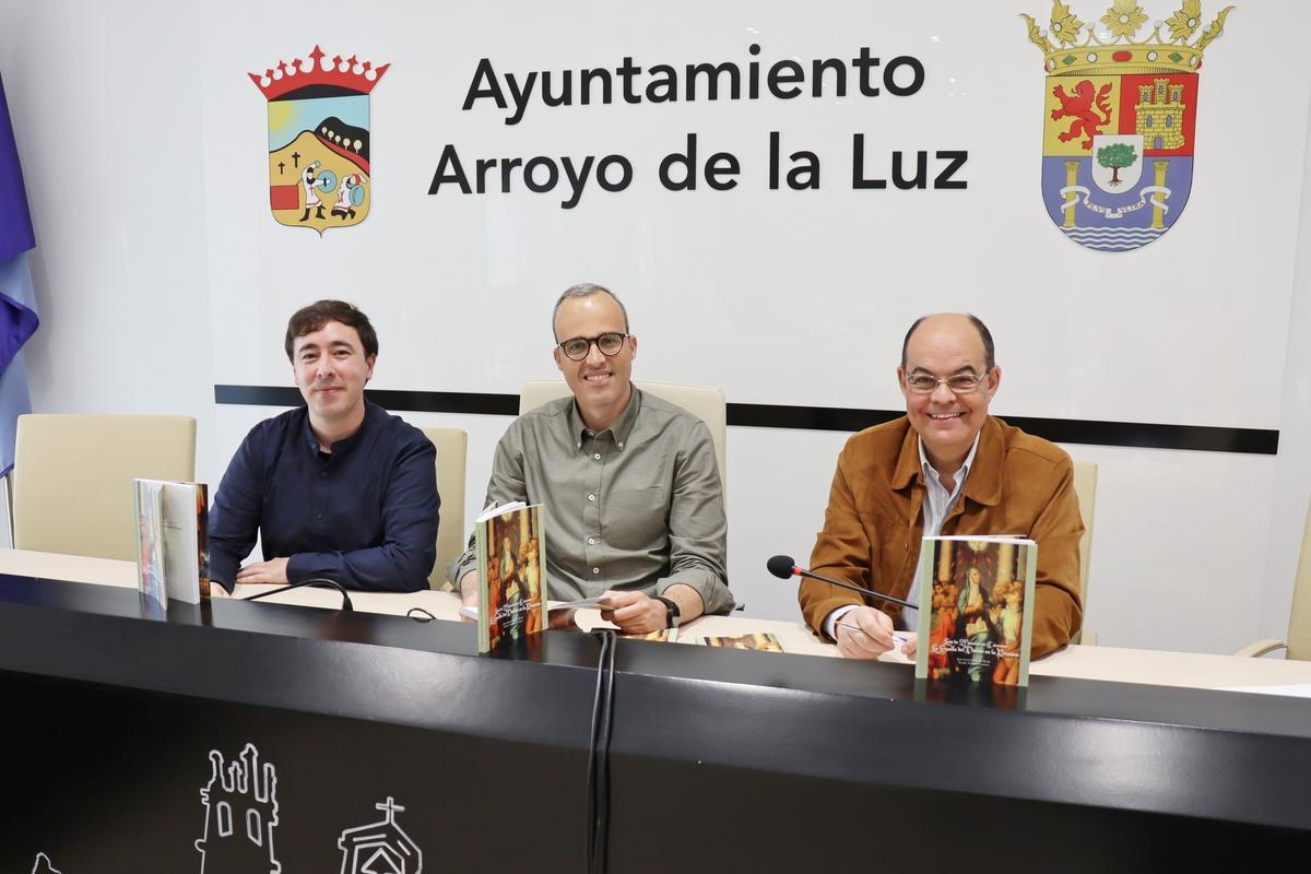 Carlos Caro Domínguez, alcalde de Arroyo de la Luz, junto a los autores José Antonio Ramos y Álvaro Vázquez.