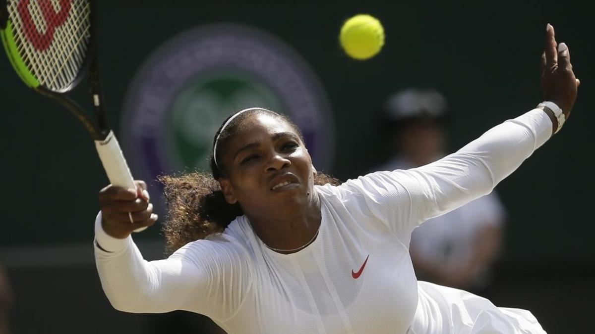 Serena Williams, en acción en Wimbledon.