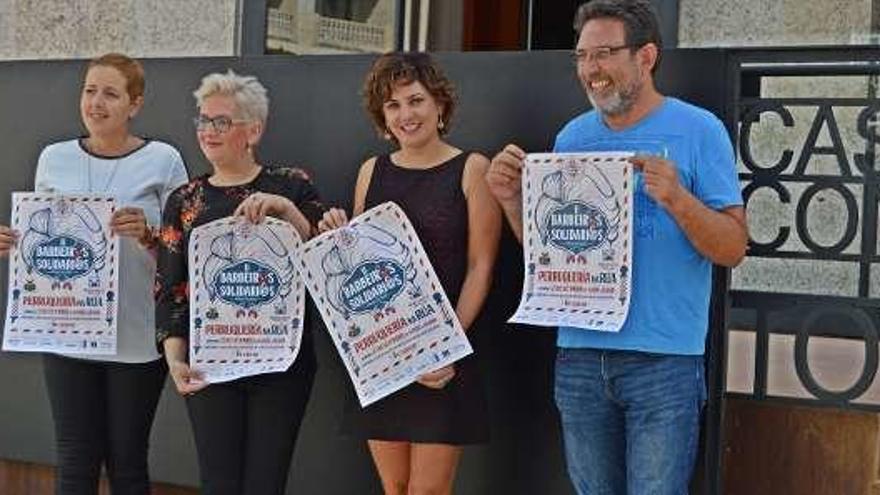 La alcaldesa de Tomiño, Sandra González (segunda por la izq.) con miembros de la organización en la presentación del evento. // D.B.M.