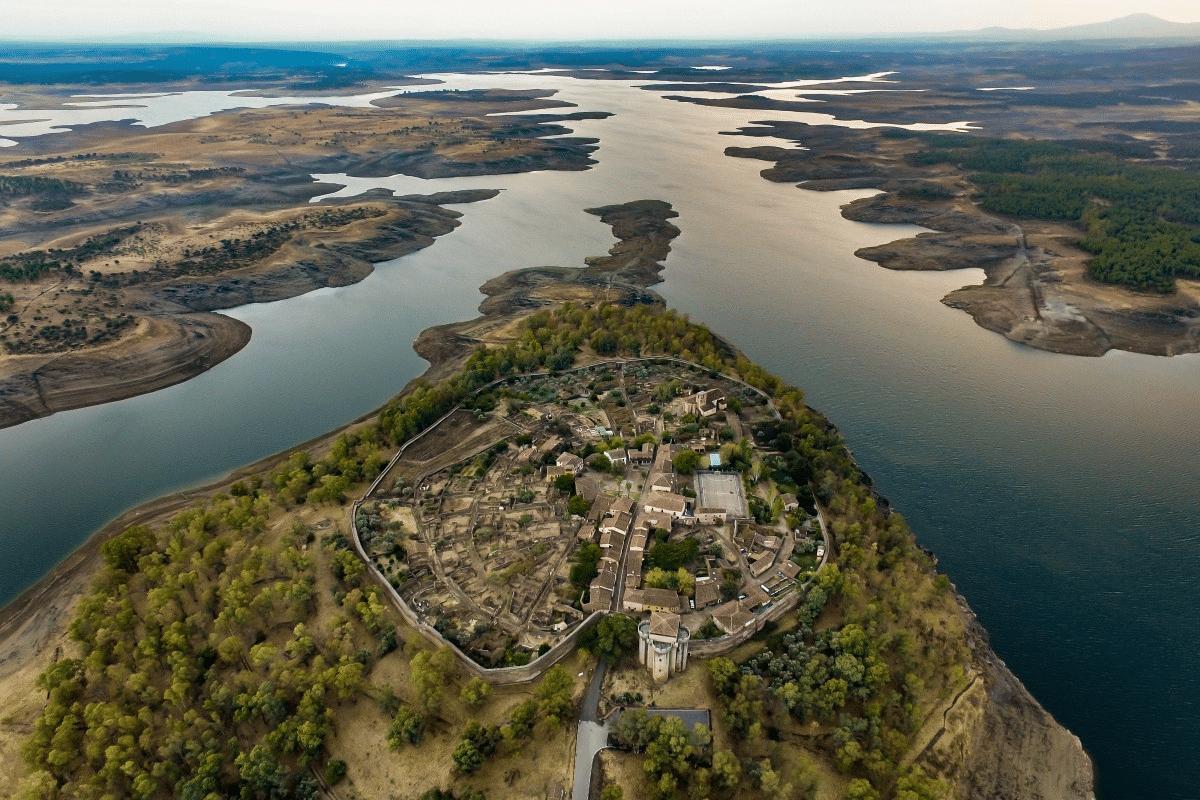 Granadilla en el centro del embalse de Gabriel y Galán.