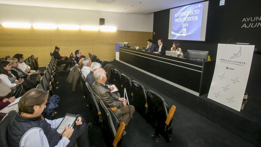 Un momento de la reunión de esta tarde entre el PP y las asociaciones vecinales