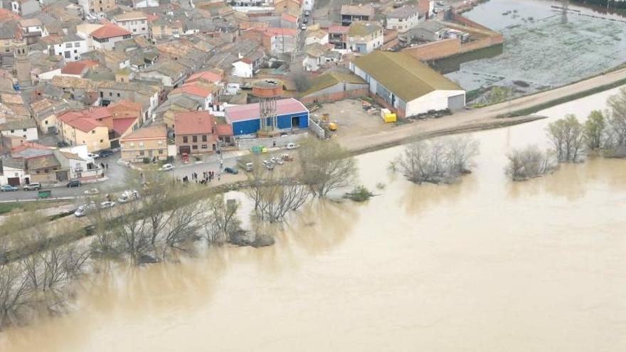 La CHE comienza a limpiar el cauce del río