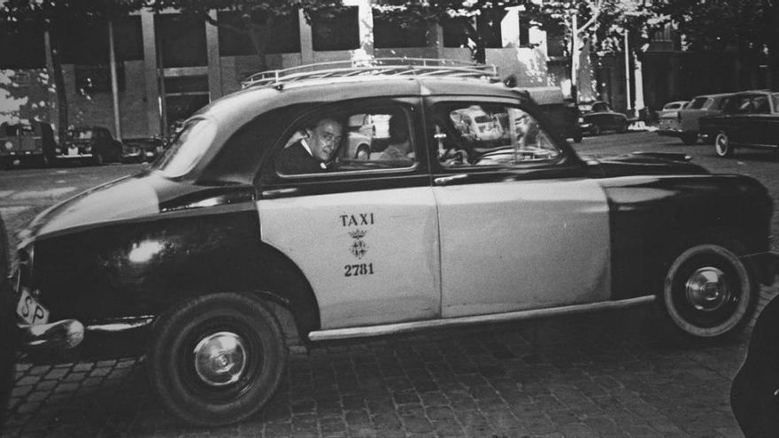 Dalí en taxi a Barcelona, en una imatge d&#039;autor desconegut cedida per l&#039;Ajuntament de la capital catalana per al llibre