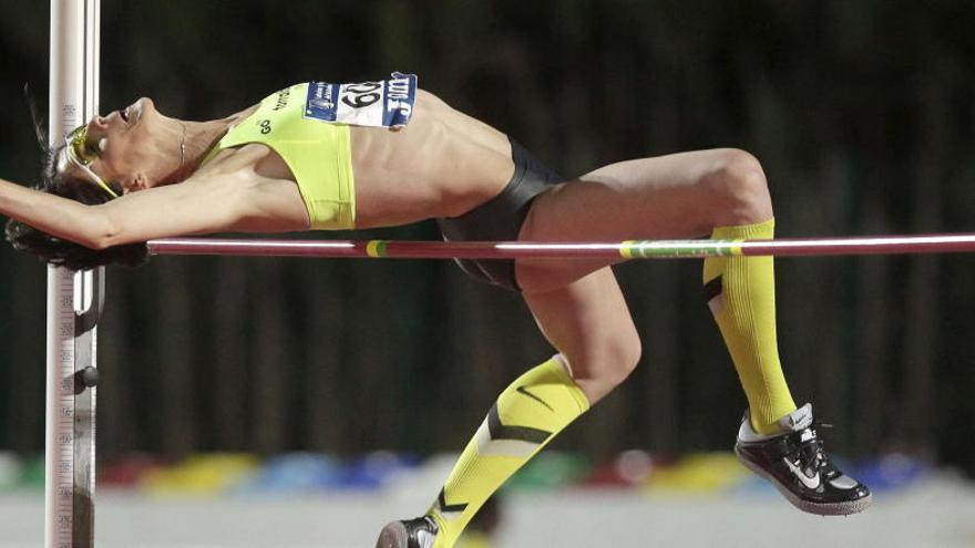 La atleta Ruth Beitia efectúa un salto.