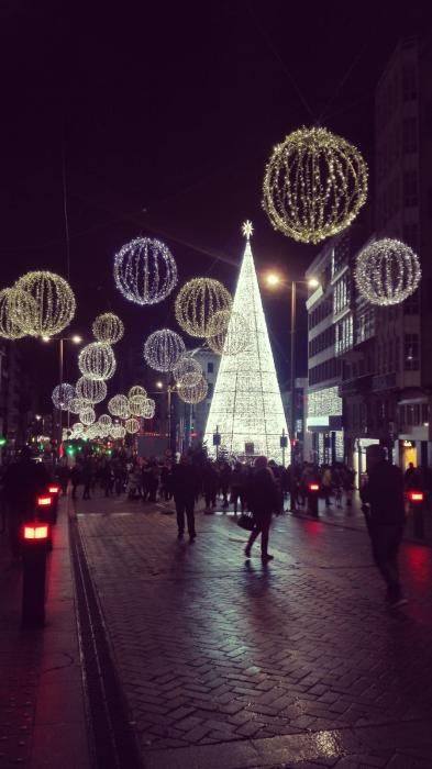 Vigo disfruta ya de su alumbrado de Navidad.