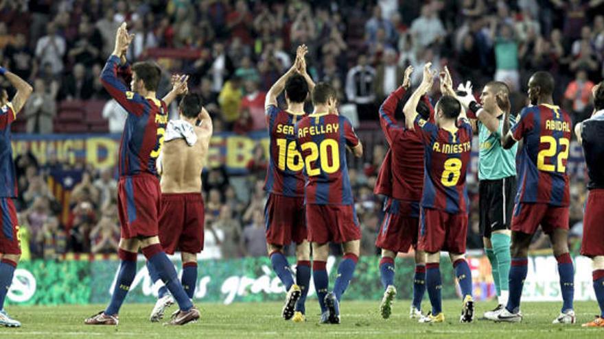 Los jugadores del Barça saludan a la afición al término del partido.