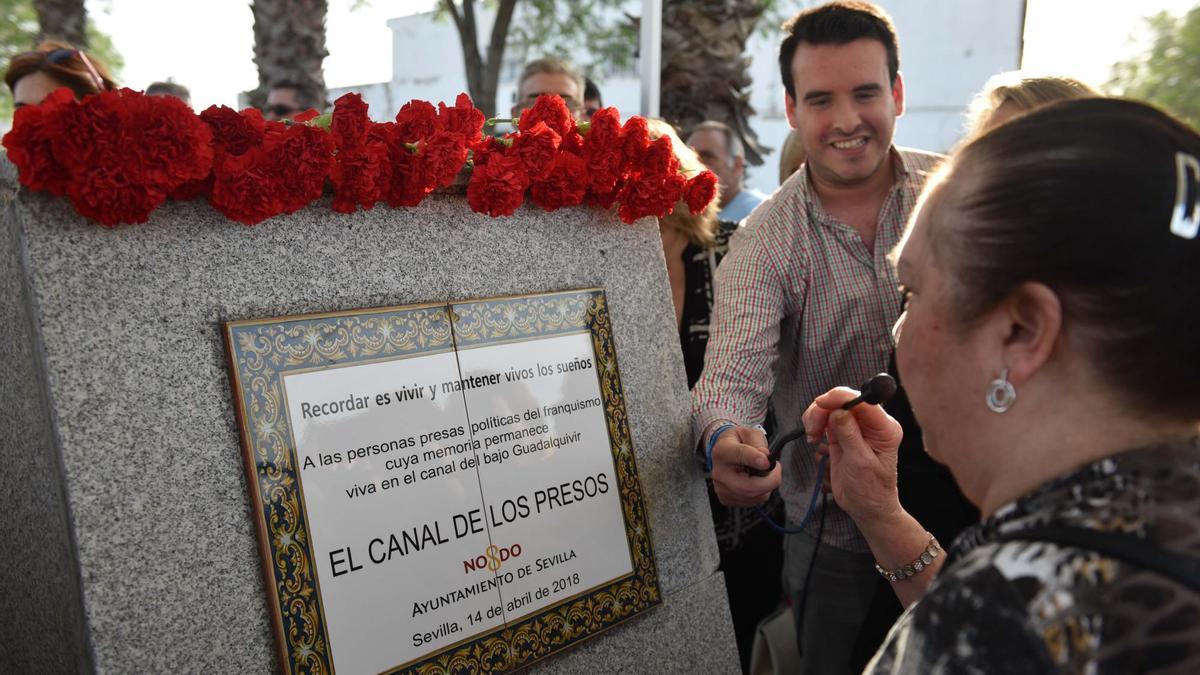 María, vecina de Torreblanca, da lectura al contenido de la placa cerámica del monolito que recuerda a las víctimas del Canal de los Presos. / Jesús Barrera