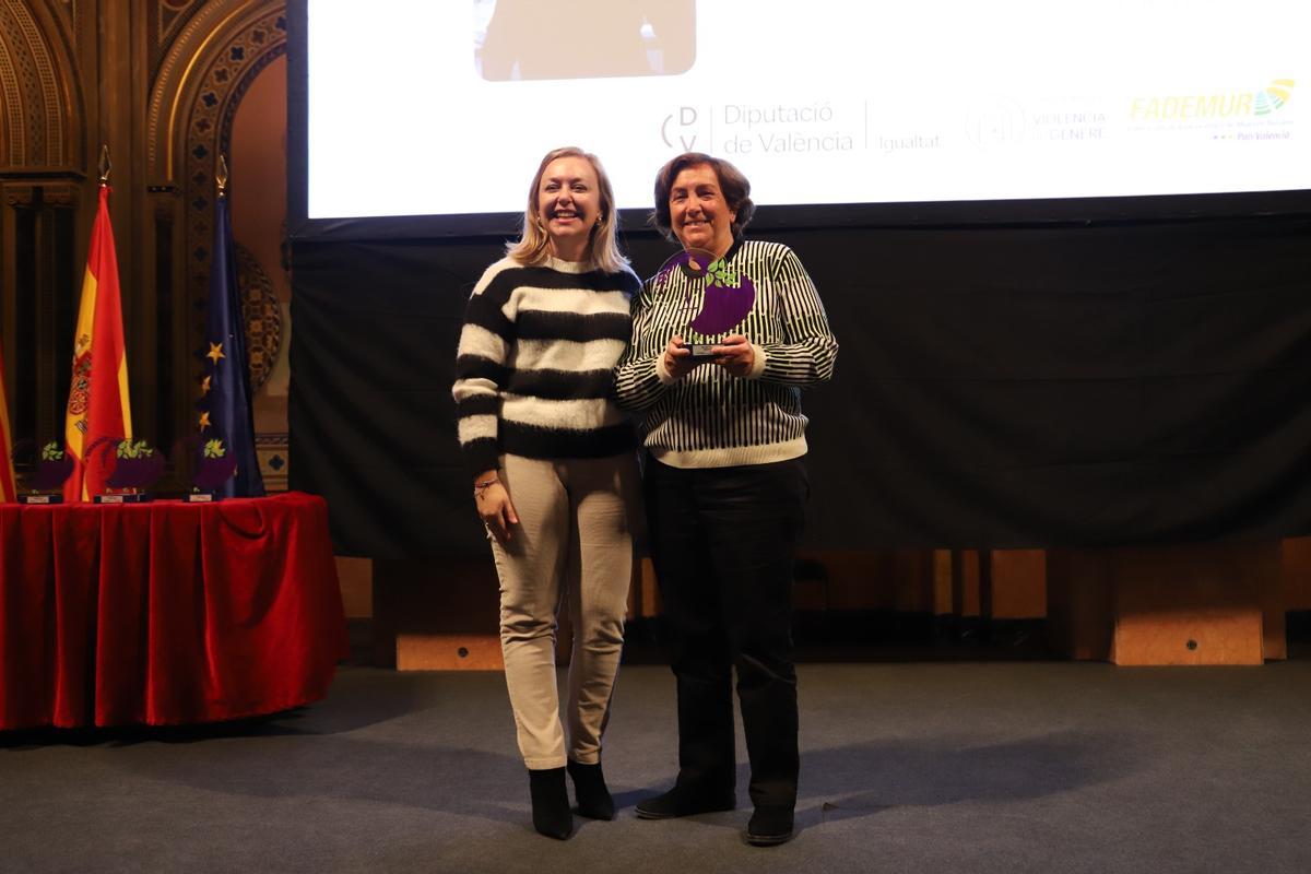 Josefina Bellod, con el galardón, junto a la vicepresidenta de la Diputación.