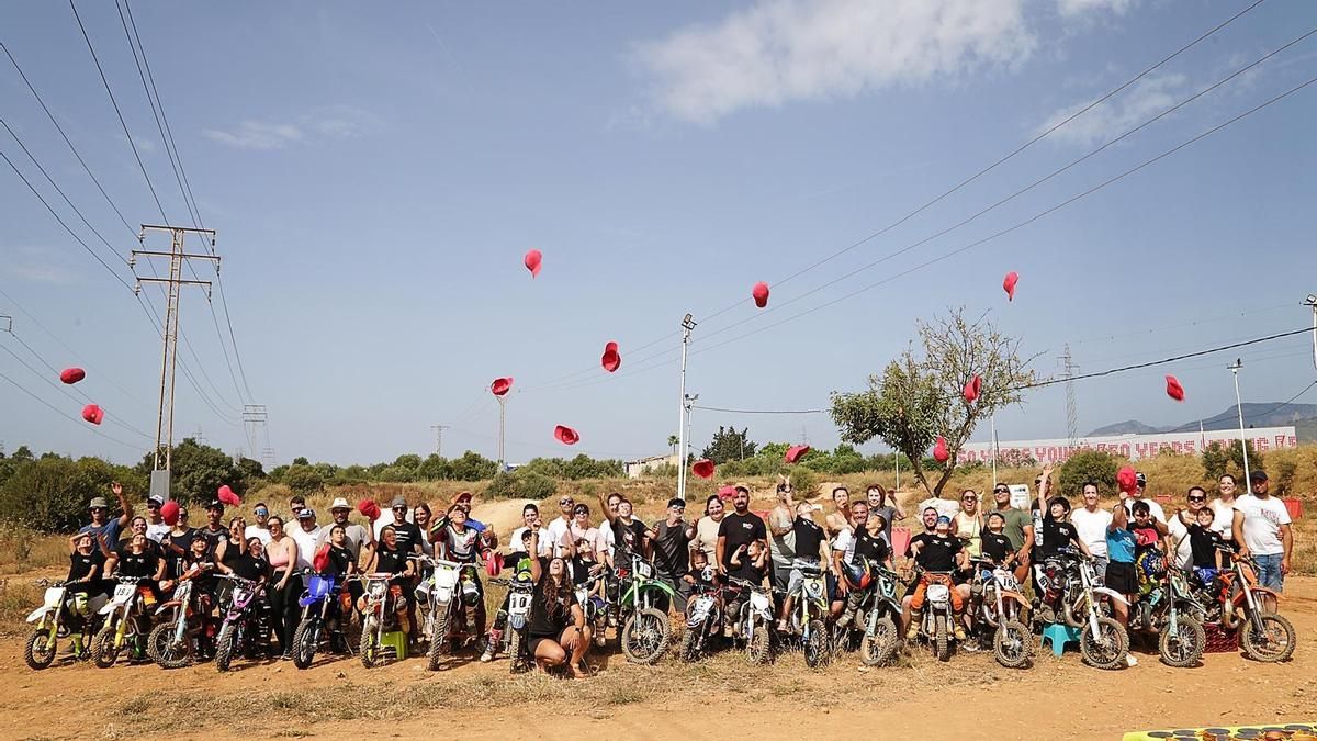 Foto de grupo los alumnos de la escuela de motociclismo de Pakita Ruiz.