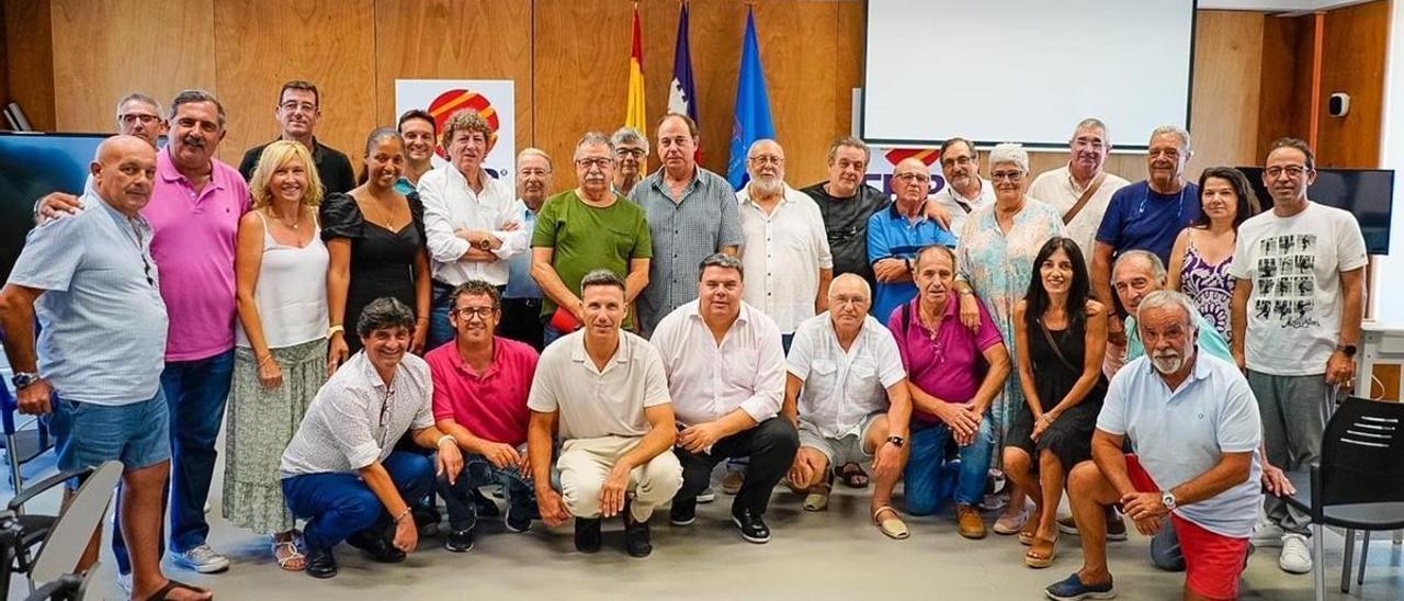 La junta directiva de la Federación de Futbol de les Illes Baleares posó al completo tras la primera reunión con Pep Sansó.