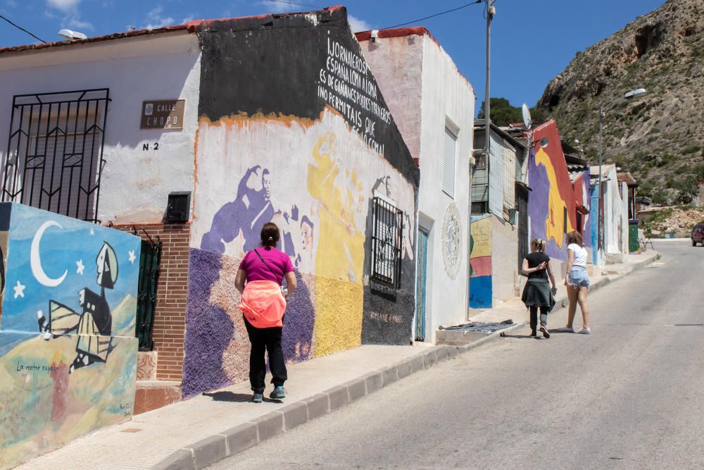 Más de doscientos murales en homenaje a Miguel Hernández engalanan el barrio de San Isidro de Orihuela