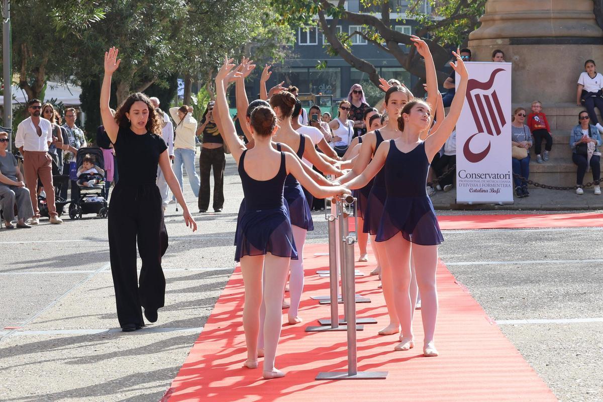 Todas las imágenes de la clase celebrada por el Convservatori de Ibiza en el Dia de la danza en Vara de Rey
