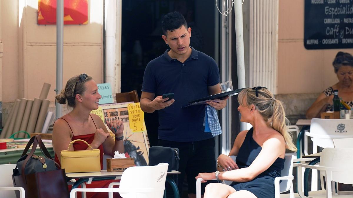 Un trabajador de hostelería en un establecimiento de Málaga.