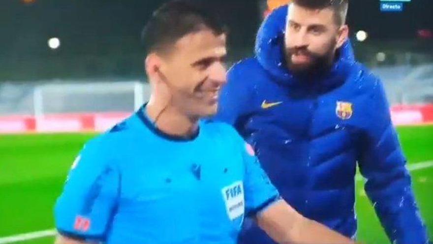 Piqué saltó al campo desde la grada para protestar al árbitro