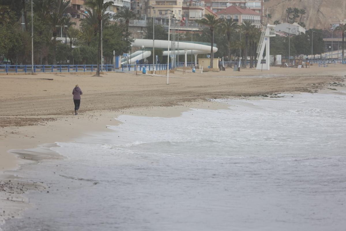 La lluvia cae con fuerza sobre una Alicante en alerta naranja
