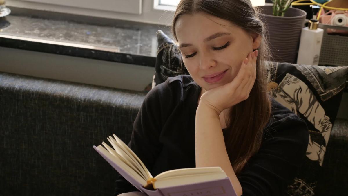 Chica leyendo un libro