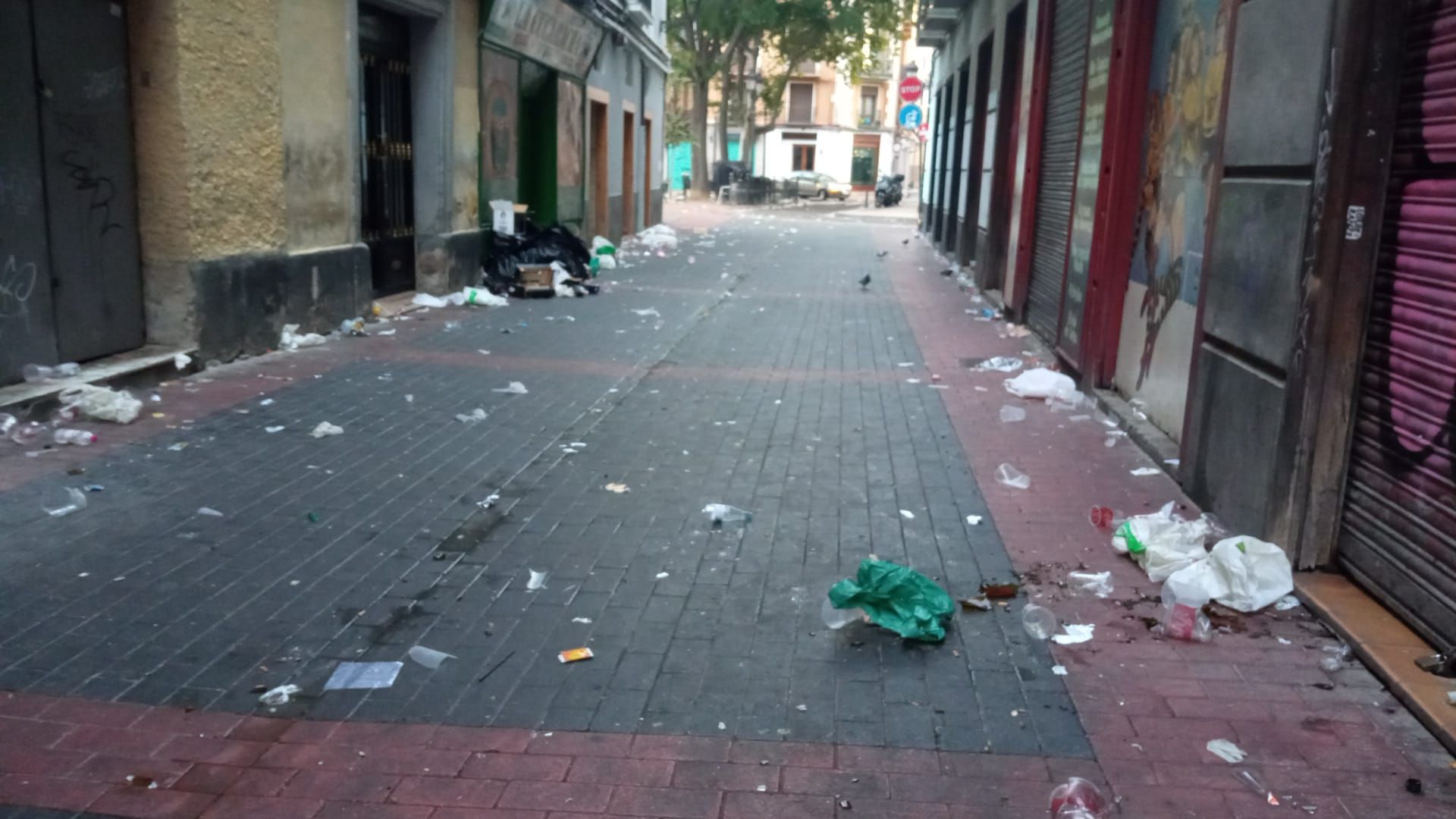 Los botellones del domingo de las fiestas del Pilar dejan restos en la plaza de la Justicia y la calle El Temple