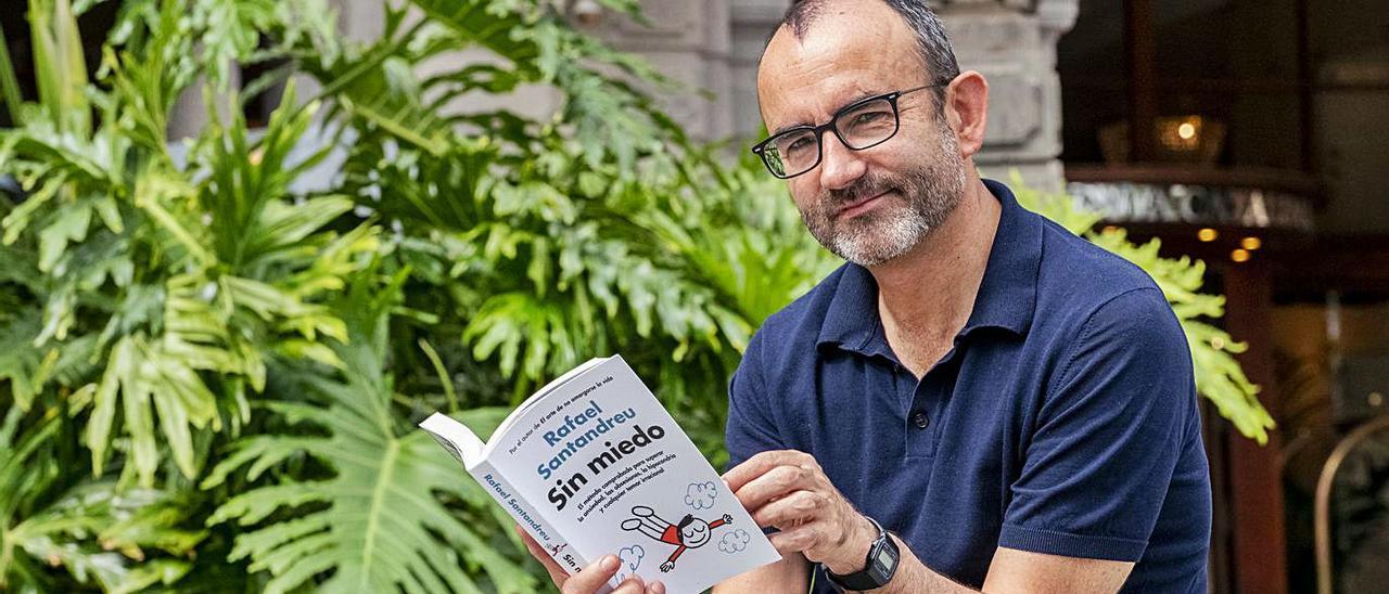 Rafael Santandreu ayer, en Las Palmas de Gran Canaria, con un ejemplar de su último libro ‘Sin miedo’. | |  SABRINA CEBALLOS