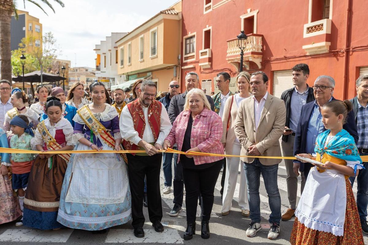 Las autoridades y representantes de la organización han cortado la cinta inaugural de la Trobà del 2025.