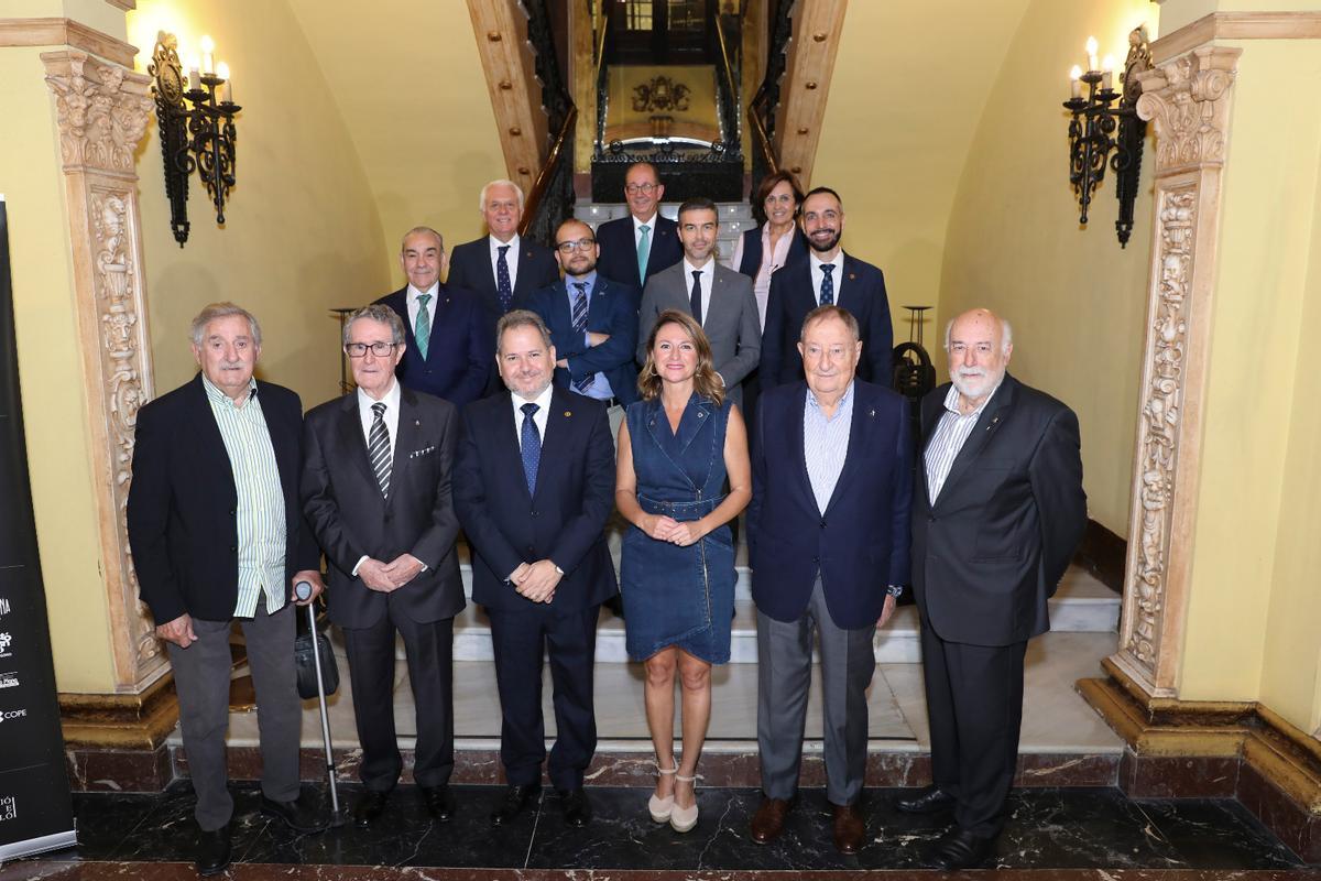 Carrasco con los socios homenajeados y la junta directiva del Real Casino Antiguo, este sábado.