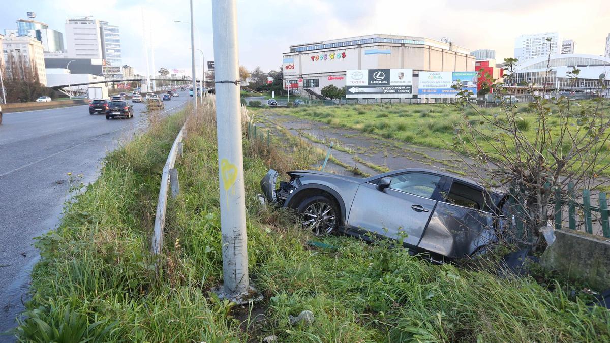 Un coche se empotra contra un muro en Alfonso Molina