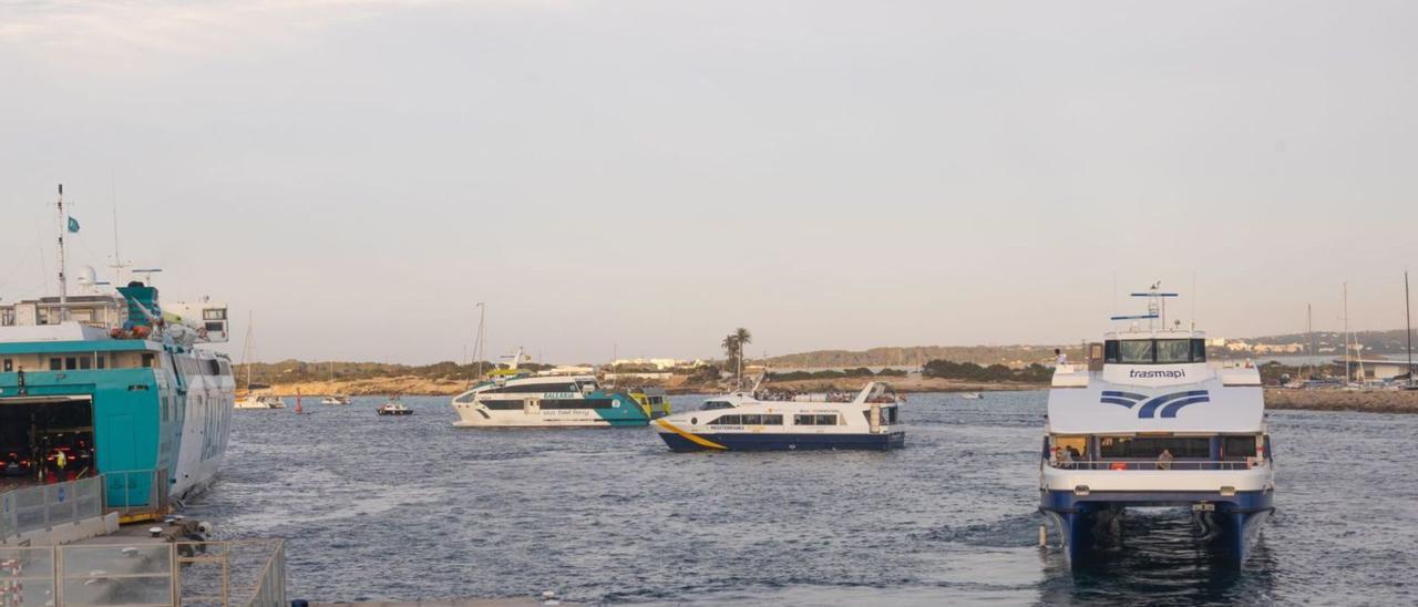 Cuatro barcos de transporte de pasajeros en el puerto de la Savina, en Formentera. | C.N.