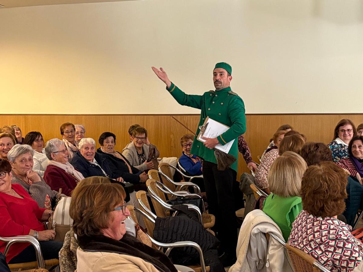 Uno de los actores del espectáculo teatral entre el público.