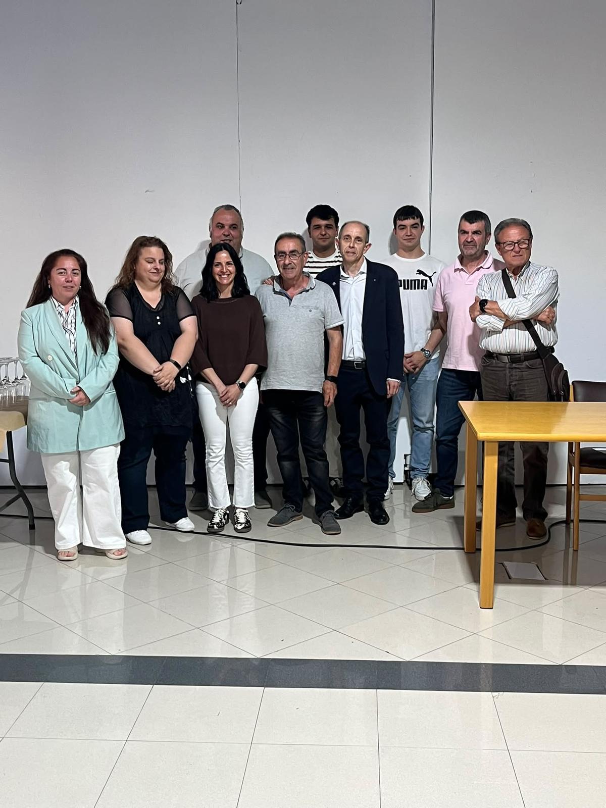 Por la izquierda, Laura Riesgo, Ana María Pico, Lucia Suárez, Manuel Sierra, Cipriano Fernández y Eduardo Vicente "Lalo". Detrás, Néstor García, Pablo Gomez, Pablo Eguilaz y Abelardo Pérez.