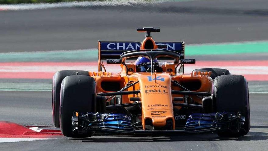 El McLaren de Fernando Alonso, ayer durante los entrenamientos en Montmeló. // Reuters