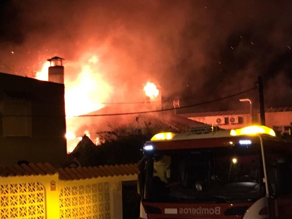 Los bomberos de Torrevieja y Almoradí han podido sofocar las llamas en el incendio de una pizzería en Torrevieja