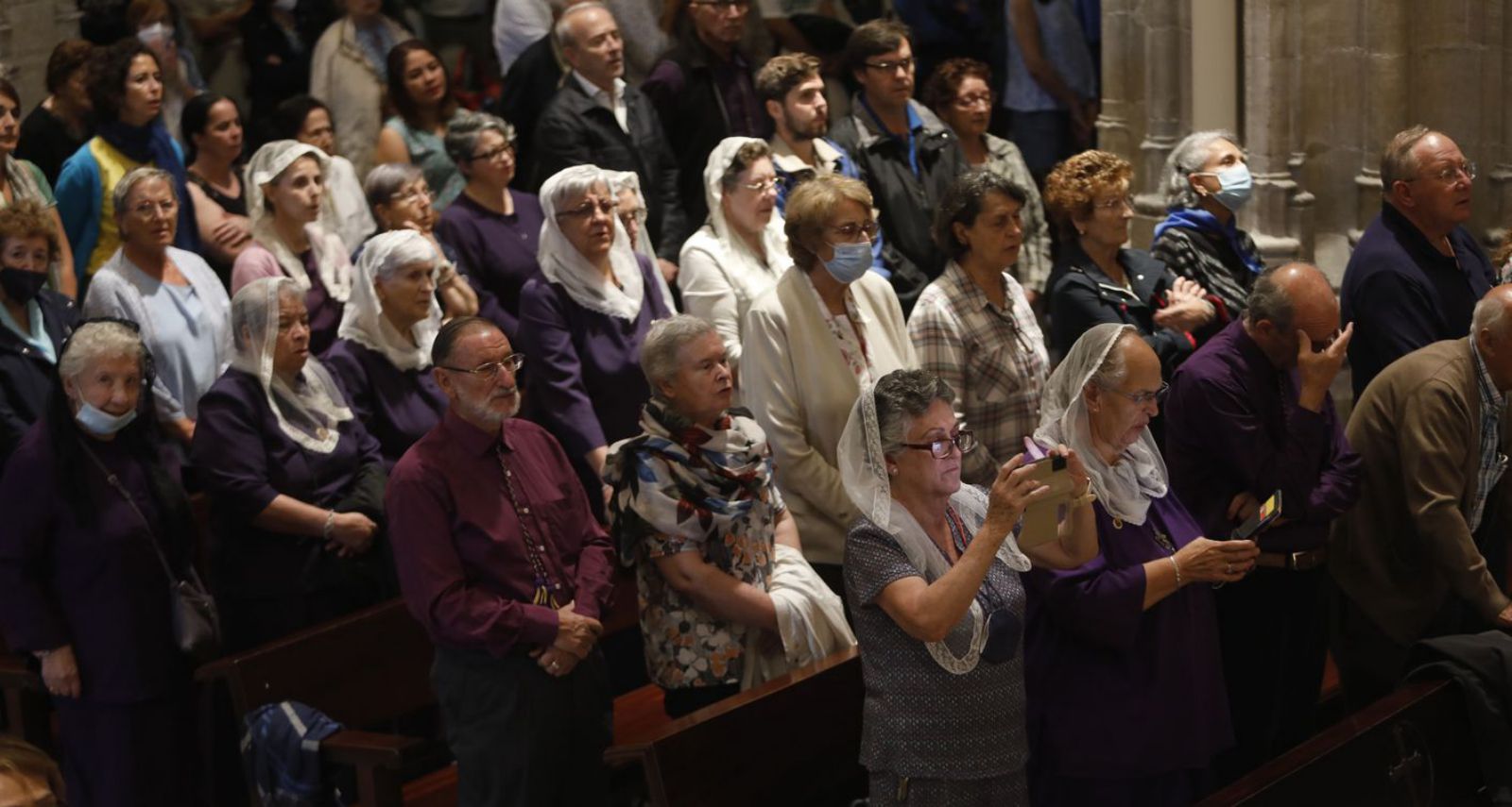 Los bancos de la Catedral, llenos, con varias asistentes portando mantilla blanca durante la misa. | Luisma Murias