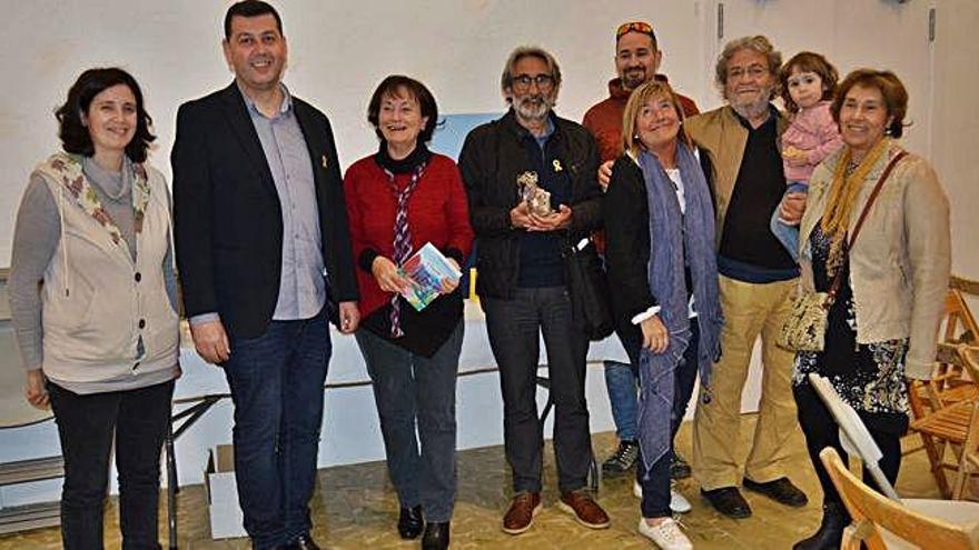 El guanyador amb l&#039;alcalde i altres participants de la Mostra.