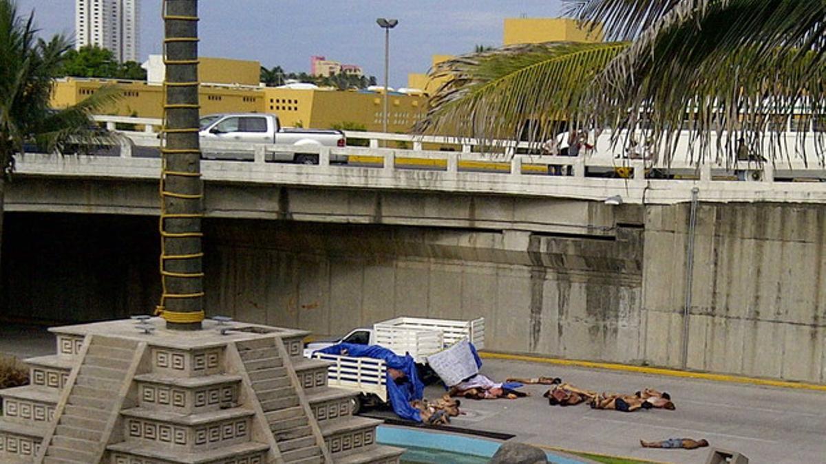 Varios cadáveres junto a los camiones de carga hallados en una avenida de Boca del Río, en Veracruz, este miércoles.